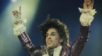 Prince em apresentação histórica na cidade californiana de Inglewood. O show, que fez parte da <i>Purple Rain Tour</i>, aconteceu no dia 18 de fevereiro de 1985. - Liu Heung Shing/AP