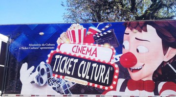 O projeto Cinema Ticket Cultura, encabeçado pela Kinoplex em parceria com a Ticket Cultura, percorre 40 cidades brasileiras de maio a novembro, promovendo exibições cinematográficas em uma carreta personalizada. - Divulgação