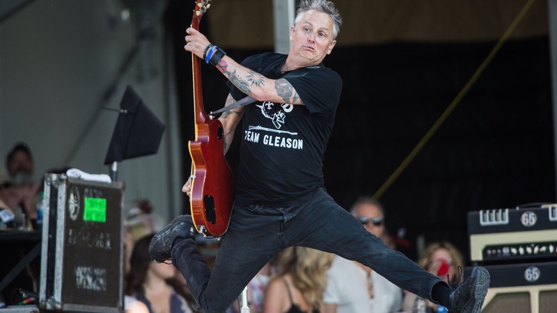 Mike McCready, guitarrista do Pearl Jam, durante show da banda em Nova Orleans, em 2016