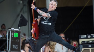 None - Mike McCready, guitarrista do Pearl Jam, durante show da banda em Nova Orleans, em 2016 (Foto: Rex Features/AP)