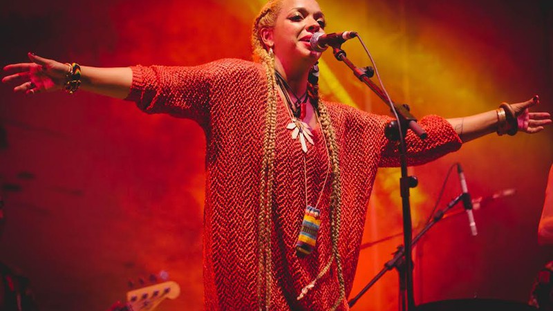 Conhecida por mesclar elementos do afrobeat e da música de cabaré, a cantora Anelis Assumpção se apresenta no festival Maloca Dragão. 