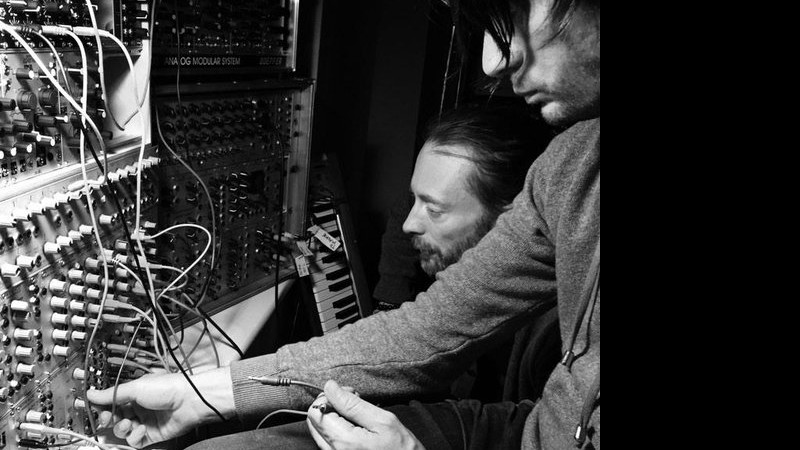 Thom Yorke (vocalista) e Jonny Greenwood (guitarrista), do Radiohead, durante a produção do disco A Moon Shaped Pool, em foto tirada e publicada pelo produtor Nigel Godrich