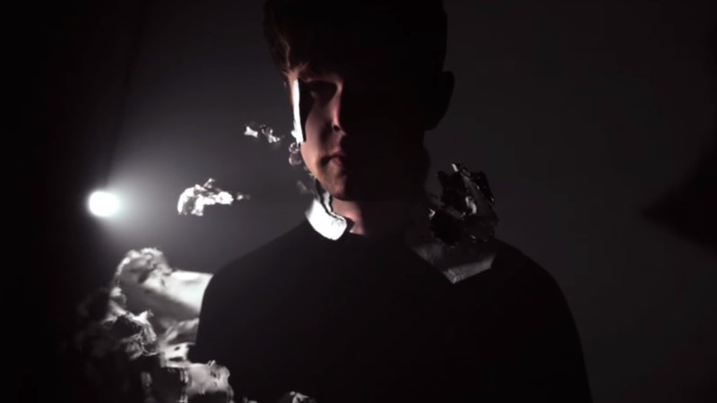 O cantor, compositor e produtor James Blake em cena do clipe de “I Need A Forest Fire” , parceria dele com Bon Iver