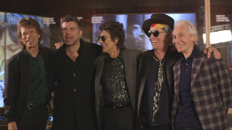 Integrantes dos Rolling Stones encontram fã em visita a mostra da banda, em Londres
