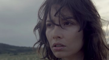 A vocalista do Carne Doce, Salma Jô, em cena do clipe de "Benzin", do Boogarins - Reprodução/Vídeo