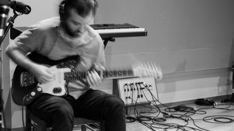 O guitarrista Kiko Dinucci durante as gravações do disco MM3, do Metá Metá