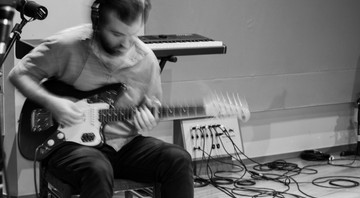 O guitarrista Kiko Dinucci durante as gravações do disco MM3, do Metá Metá - José de Holanda/Divulgação