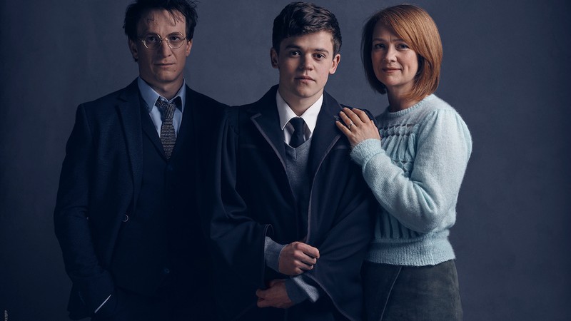 Parte do elenco da peça Harry Potter e a Criança Amaldiçoada: Harry Potter (Jamie Parker), Gina (Poppy Miller) e Albus (Sam Clemmett)