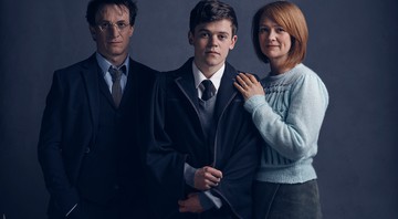 Parte do elenco da peça Harry Potter e a Criança Amaldiçoada: Harry Potter (Jamie Parker), Gina (Poppy Miller) e Albus (Sam Clemmett) - Reprodução