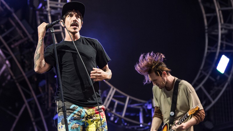 O vocalista, Anthony Kiedis, e o guitarrista, Josh Klinghoffer, do Red Hot Chili Peppers