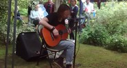 Thom Yorke, do Radiohead, tocando versões acústicas de músicas em uma festa em um jardim na vizinhança dele, em Oxford, na Inglaterra - Reprodução/Twitter