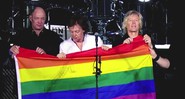 Paul McCartney durante show em Berlim, na Alemanha, segurando bandeira com arco-íris em solidariedade às vítimas do ataque a uma boate gay em Orlando - Reprodução/Vídeo