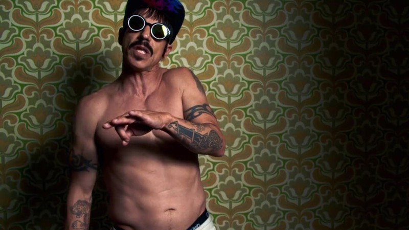 O vocalista Anthony Kiedis em cena do clipe de "Dark Necessities", do Red Hot Chili Peppers