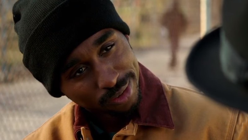Cena do trailer de All Eyez on Me, cinebiografia do rapper Tupac Shakur (vivido pelo ator Demetrius Shipp Jr.)
