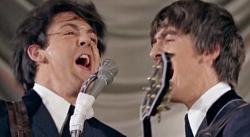 Paul McCartney e George Harrison durante show dos Beatles exibido em cena do documentário <i>The Beatles: Eight Days A Week – The Touring Years</i>, de Ron Howard - Reprodução/Vídeo