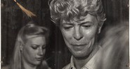 Foto de David Bowie em 1983 om a mecha de cabelo leiloada dele - Reprodução