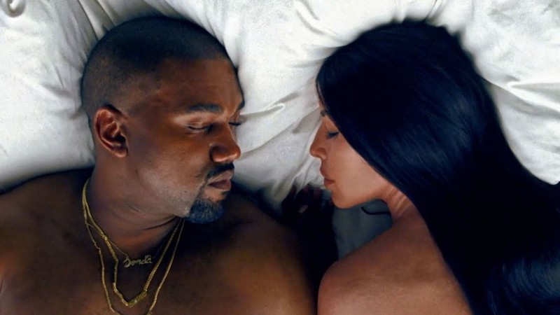 Kanye West e Kim Kardashian em cena do polêmico vídeo de "Famous"