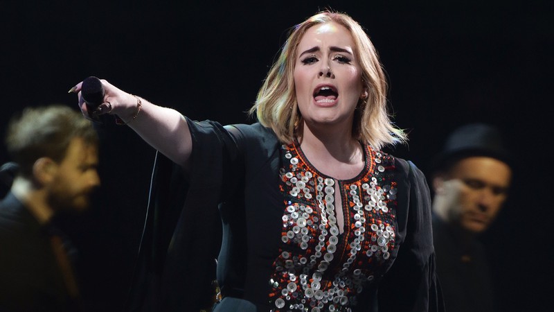 Adele durante o show dela como headliner no festival britânico Glastonbury de 2016