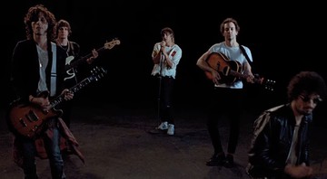 The Strokes em cena do clipe de “Threat Of Joy”, faixa do EP Future Present Past (2016) - Reprodução/Vídeo