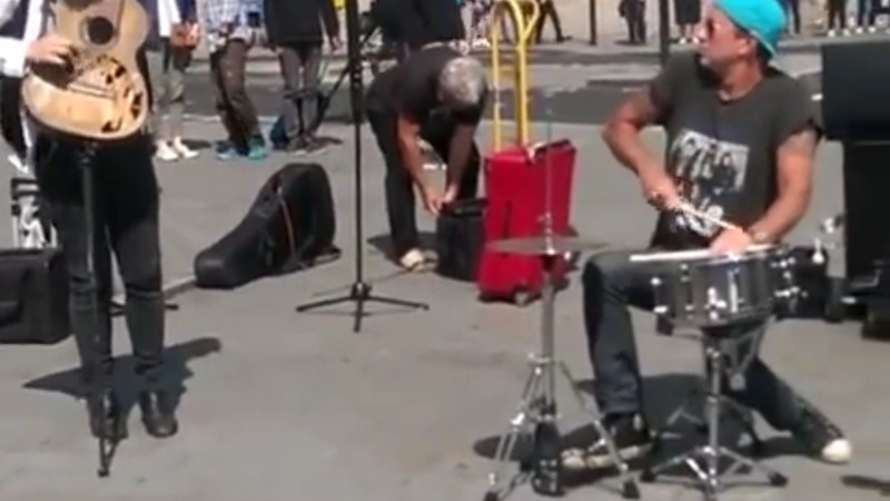 Chad Smith, baterista do Red Hot Chili Peppers, tocando com músicos de rua em Londres