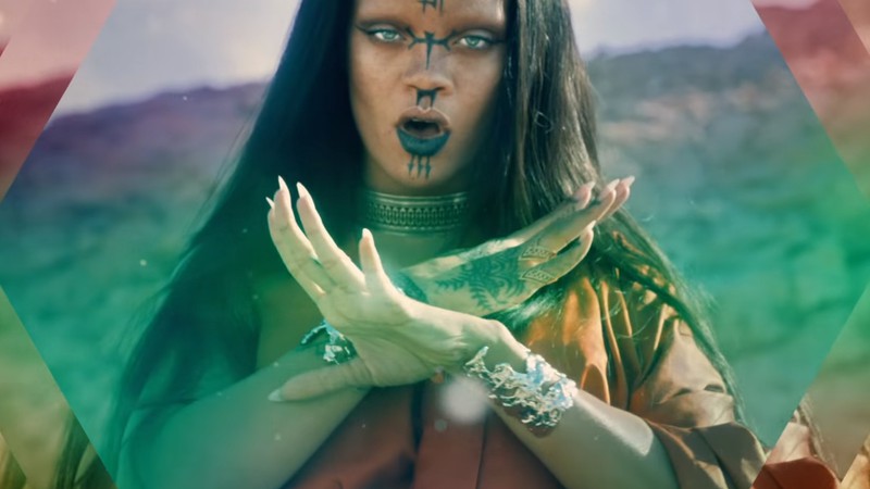 A cantora Rihanna em cena do clipe de “Sledgehammer”, da trilha sonora de Star Trek: Sem Fronteiras