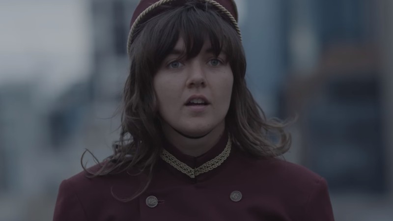 Courtney Barnett em cena do clipe de “Elevator Operator”