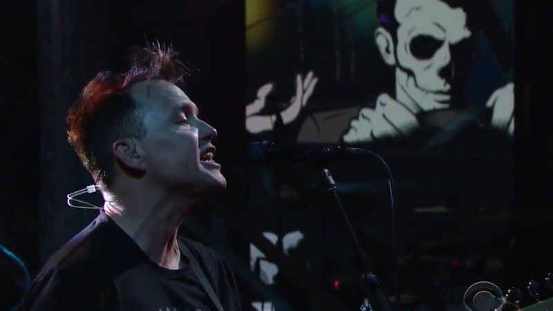 Mark Hoppus durante apresentação do Blink-182 no The Late Show With Stephen Colbert 