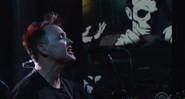 Mark Hoppus durante apresentação do Blink-182 no <i>The Late Show With Stephen Colbert</i>  - Reprodução