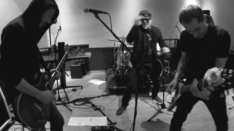 Trecho de vídeo do Titãs ensaiando “Fardado”, “Pra Dizer Adeus” e “Flores” com a nova formação (que inclui Beto Lee na guitarra).