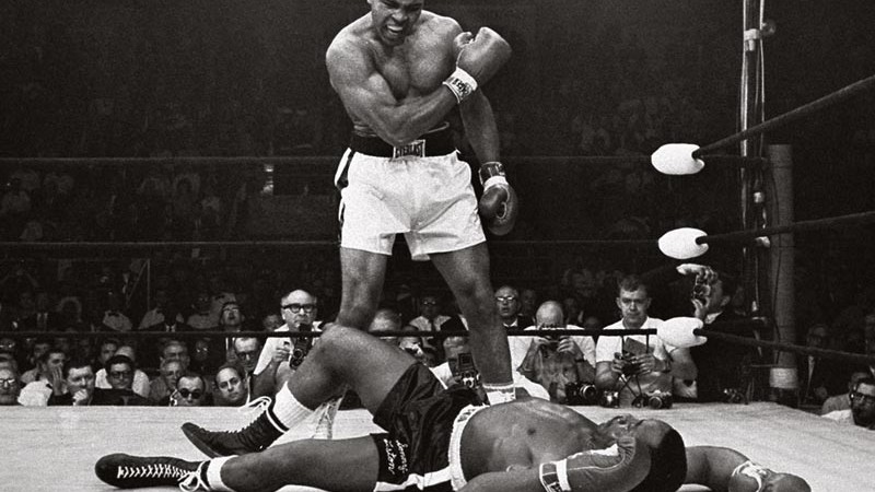 Estilo & Glória
Ali defendendo o cinturão dos pesospesados pela primeira vez, em maio de 1965, contra Sonny Liston. Ele
havia tirado o título de Liston no ano anterior
