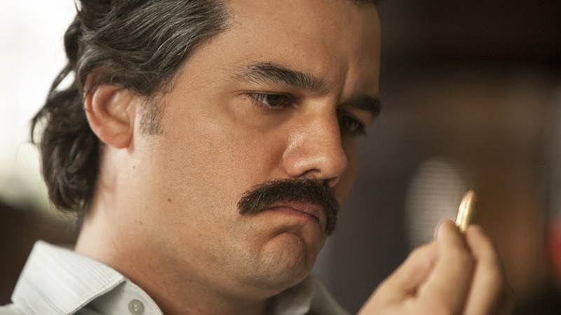 Wagner Moura dando vida a Pablo Escobar na segunda temporada de Narcos
