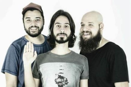 Formada em 2012, a banda foi indicada pelo disco de estreia, Música de Cabeceira, ao Prêmio da Música Brasileira, na categoria Melhor Disco Independente