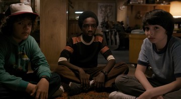 None - Mike (Finn Wolfhard) Dustin (Gaten Matarazzo) e Lucas (Caleb McLaughlin) em cena de Stranger Things (Foto: Divulgação / Netflix)