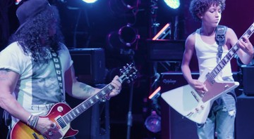 Cena de vídeo do guitarrista do Guns N' Roses, Slash, tocando com os jovens do musical da Broadway de Escola de Rock, durante um ensaio - Reprodução/Vídeo