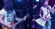 Cena de vídeo do guitarrista do Guns N' Roses, Slash, tocando com os jovens do musical da Broadway de <i>Escola de Rock</i>, durante um ensaio - Reprodução/Vídeo