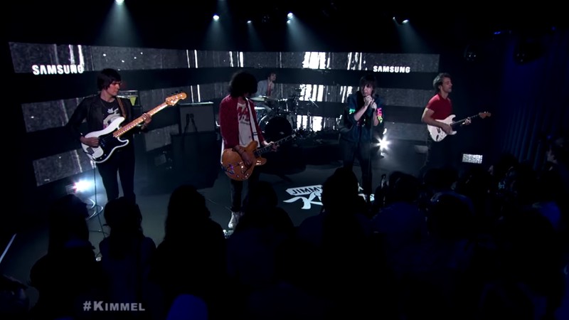 The Strokes em cena de vídeo da participação da banda no programa Jimmy Kimmel Live!, tocando a faixa "Threat of Joy"