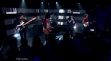 The Strokes em cena de vídeo da participação da banda no programa <i>Jimmy Kimmel Live!</i>, tocando a faixa "Threat of Joy" - Reprodução/Vídeo