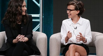 Winona Ryder e Millie Brown, atrizes de Stranger Things, durante painel da série em evento da Netflix em Los Angeles - Eric Charbonneau/Netflix