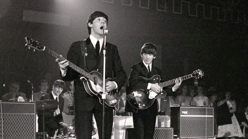 Os Beatles tocando em cena do documentário The Beatles: Eight Days A Week – The Touring Years