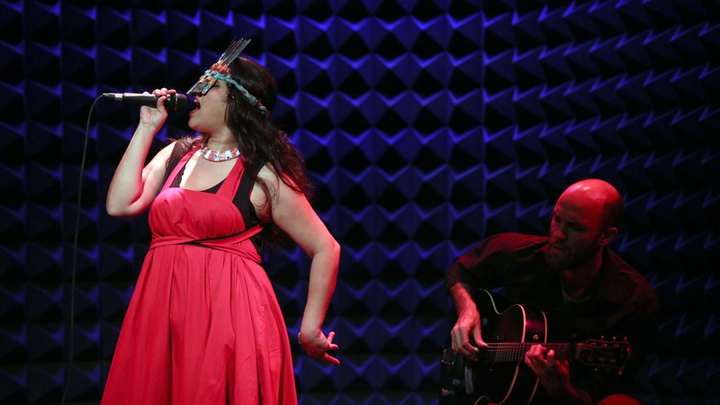 A cantora e compositora Ava Rocha em apresentação no Joe's Pub, Nova York