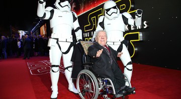 O ator britânico Kenny Baker, intérprete do robô R2-D2 nos seis primeiros filmes da cinessérie <i>Star Wars</i>, na estreia europeia de <i>O Despertar da Força</i>, em dezembro de 2015 - Joel Ryan/AP