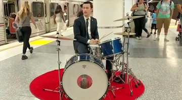 Joseph Gordon-Levitt tocando bateria em estação de metrô de Los Angeles, nos Estados Unidos - Reprodução/Vídeo
