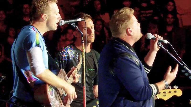 Chris Martin, do Coldplay, e James Corden, durante performance durante show da banda no Rose Bowl, em Los Angeles