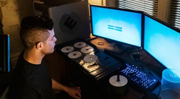 Rami Malek dando vida ao hacker Elliot em Mr. Robot - Reprodução