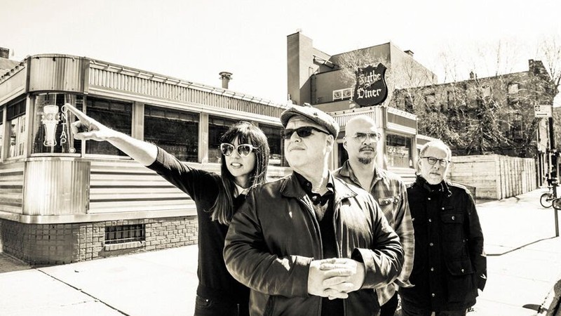 Paz Lenchantin, Black Francis, Joey Santiago e Dave Lovering formam o Pixies