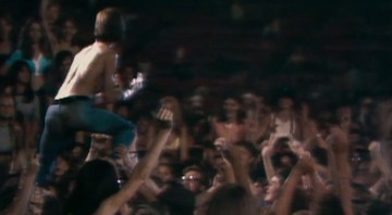 Iggy Pop durante show dos Stooges em 1970, nos Estados Unidos, em imagem do documentário <i>Gimme Danger</i> (2016) - Reprodução/Vídeo