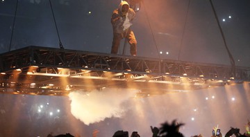 Kanye West em palco "flutuante" de show da turnê Saint Pablo, correspondente ao disco The Life of Pablo (2016) - Robb Cohen/AP