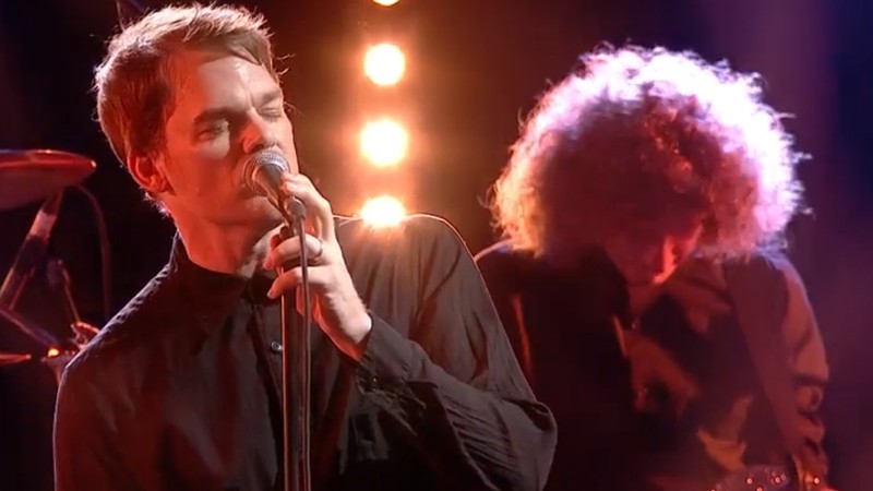Michael C. Hall durante performance no Mercury Prize de 2016, cantando "Lazarus", de David Bowie