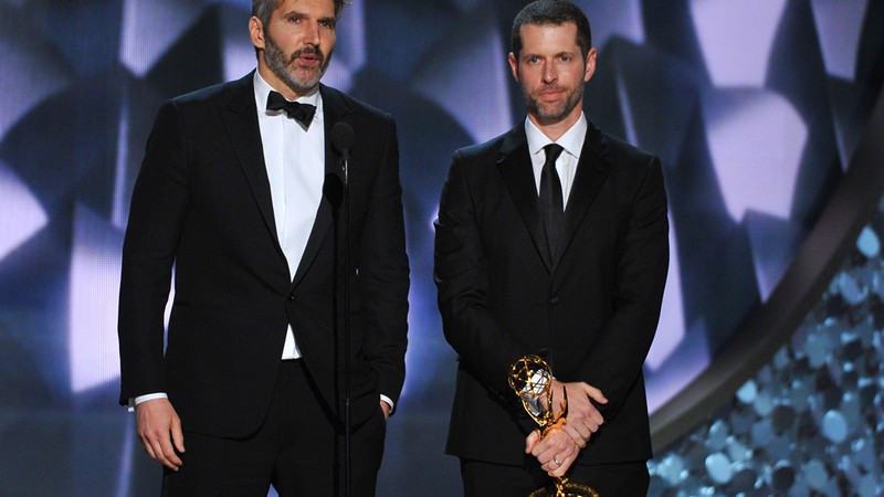 David Benioff (à esquerda) e D.B Weiss, criadores de Game of Thrones, recebem o Emmy de Melhor Série Dramática