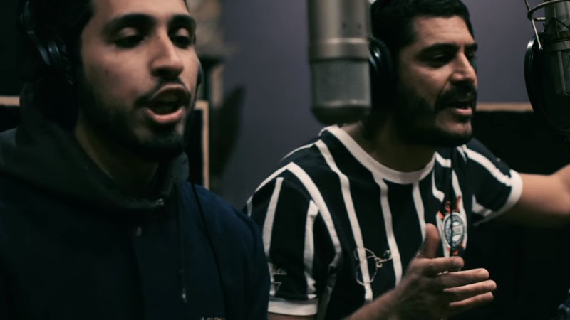 Os rappers paulistas  Rashid e Criolo em cena do clipe de “Homem do Mundo”, parceria deles